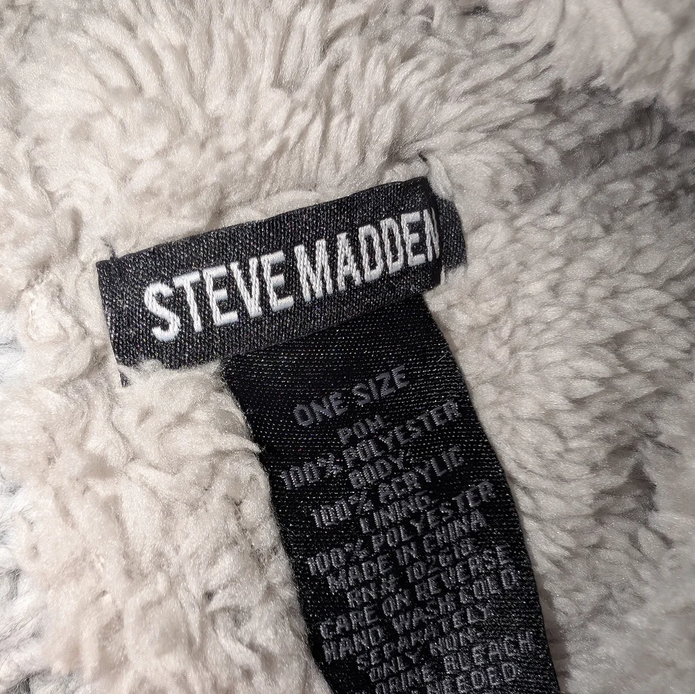 Steve Madden Cable Knit Fold over Gray Beanie‎ lined in Faux Fur with Pom NWOT